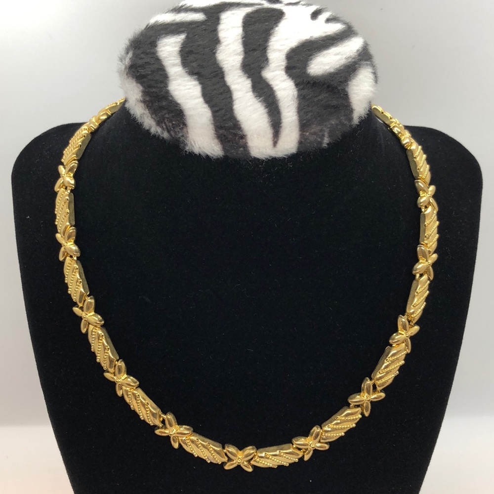 Party popper candy wrap + flower goldtone necklace